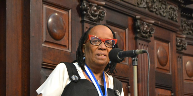 Sueli Carneiro é homenageada com a Medalha Tiradentes pela Assembleia Legislativa do Rio