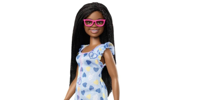 Estudante universitária negra projetou primeira Barbie negra com síndrome de Down lançada esta semana