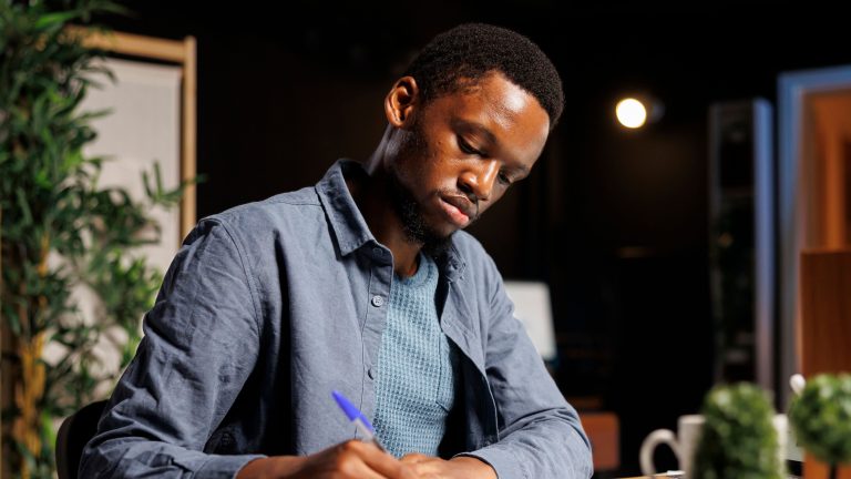 Globo abre inscrições para roteiristas negros e indígenas apresentarem projetos de humor; aprovados terão chance de produção pela emissora Globo abre inscrições para roteiristas negros e indígenas apresentarem projetos de humor; aprovados terão chance de produção pela emissora