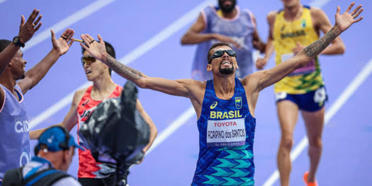 Júlio César Agripino quebra recorde mundial e conquista ouro nos 5.000m T11 em Paris