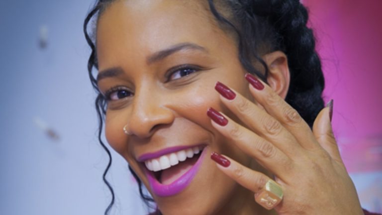 Rita Batista lança linha de esmaltes com cores que refletem sua ideologia de vida Rita Batista lança linha de esmaltes com cores que refletem sua ideologia de vida