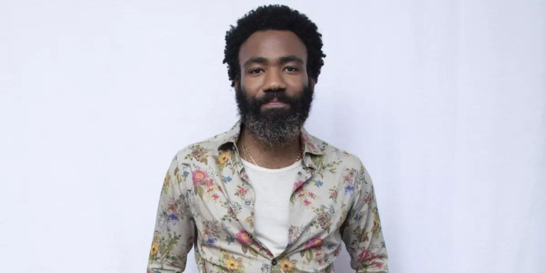 Donald Glover cancela última turnê de seu alter ego Childsih Gambino por questões de saúde; artista deve passar por cirurgia