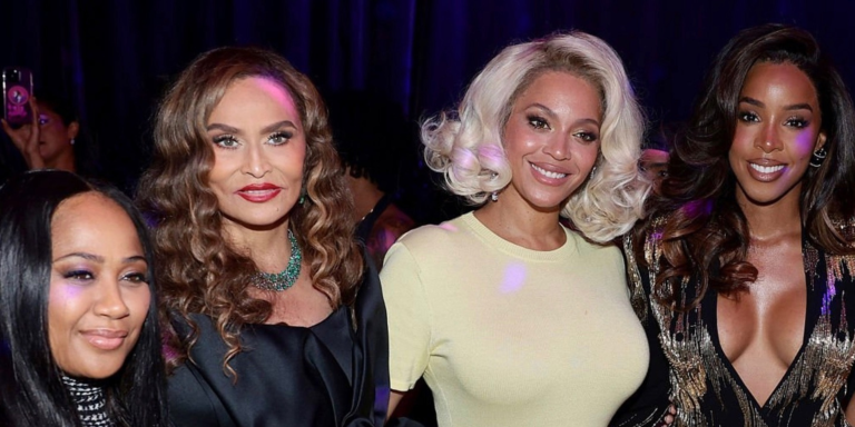 Beyoncé faz aparição rara em evento de homenagem à mãe, Tina Knowles, em Nova York