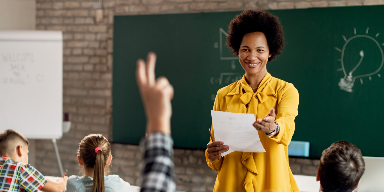 Valorização do professor brasileiro é fundamental para garantir educação de qualidade e construir um futuro mais justo e igualitário