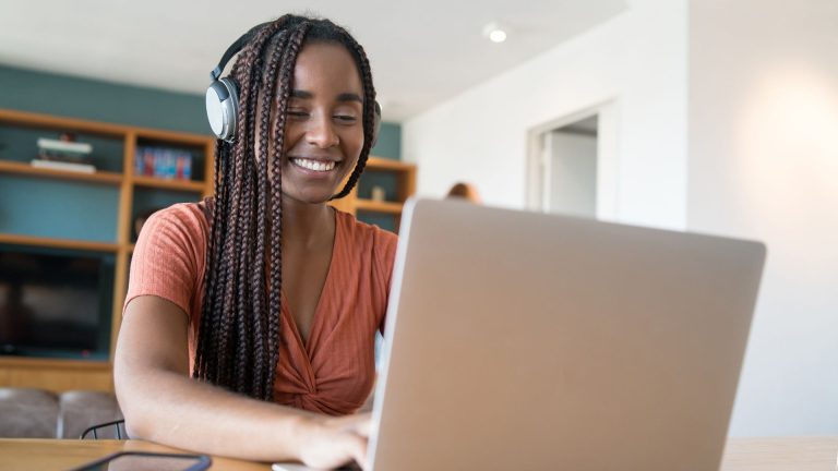 Mover disponibiliza cursos livres e de pós-graduação gratuitos para profissionais negros Mover disponibiliza cursos livres e de pós-graduação gratuitos para profissionais negros
