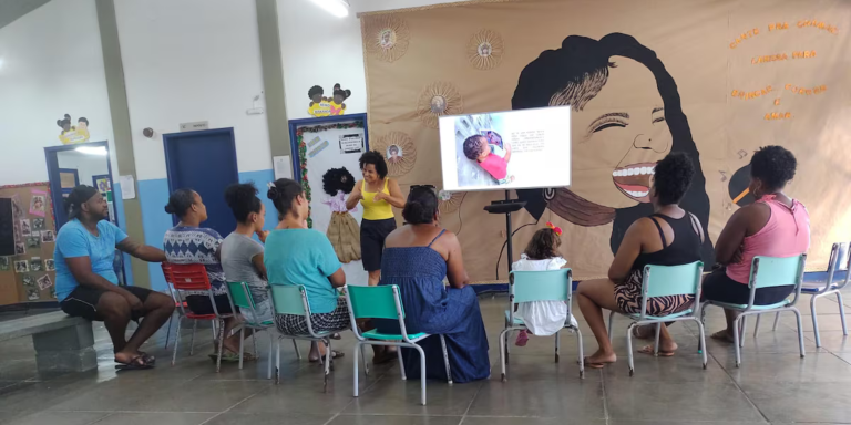 Professora de Lauro de Freitas, na Bahia, ganha prêmio ao promover educação antirracista para bebês