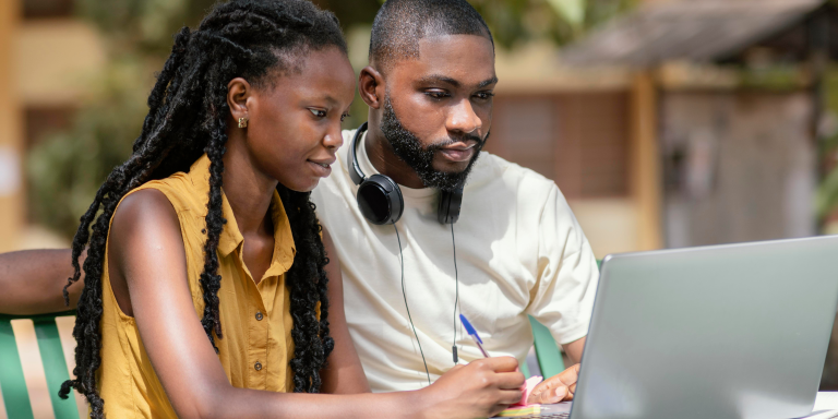 Desigualdade no acesso à tecnologia agrava disparidade racial na educação, aponta estudo