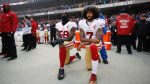 colin-kaepernick-dir-e-eli-harold-ajoelham-na-hora-da-execucao-do-hino-dos-eua-no-jogo-entre-san-francisco-49ers-e-chicago-bears-na-nfl-em-2018-1608737580327_v2_900x506