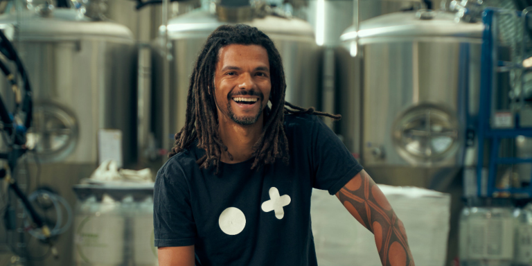 De TI a mestre cervejeiro: empresário negro brasileiro transforma paixão em negócio na Finlândia De TI a mestre cervejeiro: empresário negro brasileiro transforma paixão em negócio na Finlândia