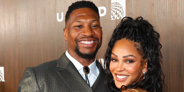 Jonathan Majors e Meagan Good anunciam noivado em evento em Los Angeles: “Temporada de todas as coisas boas”