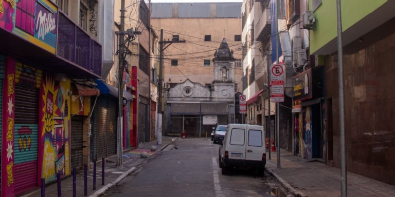 Luminárias japonesas são retiradas do Beco dos Aflitos para resgatar memória negra na Liberdade