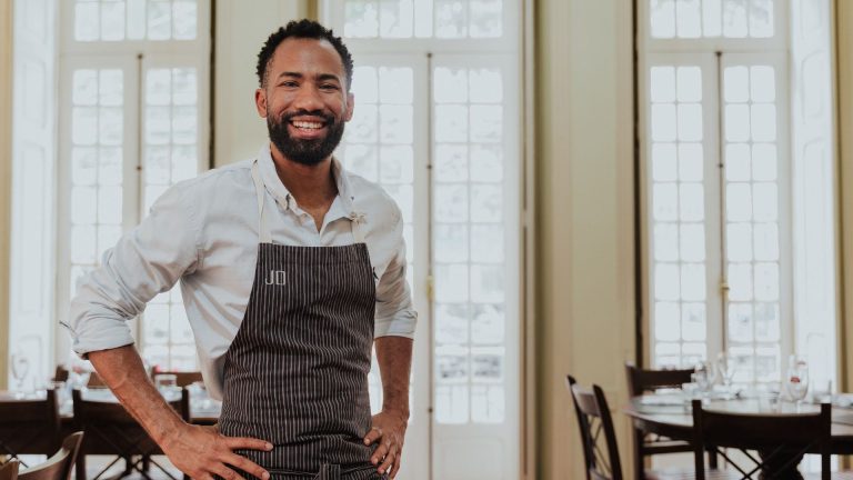 Chef João Diamante explora conexões entre culinárias brasileira e boliviana em feira gastronômica na Bolívia