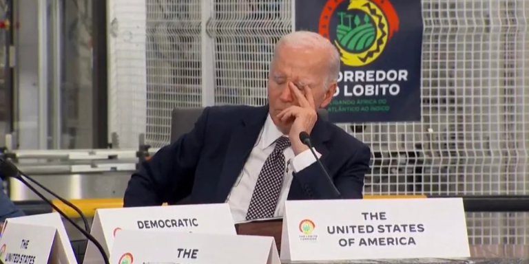 Presidente dos EUA , Joe Biden, é flagrado cochilando durante reunião com líderes africanos em Angola