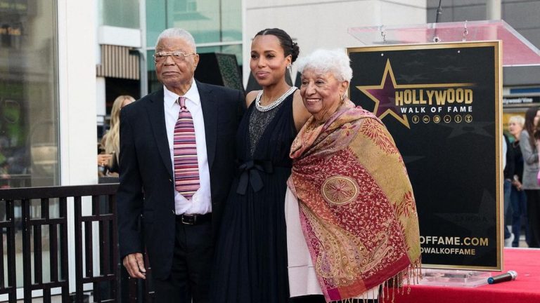 Kerry Washington realiza sonho dos pais ao ganhar estrela na Calçada da Fama: “Se tornou realidade”