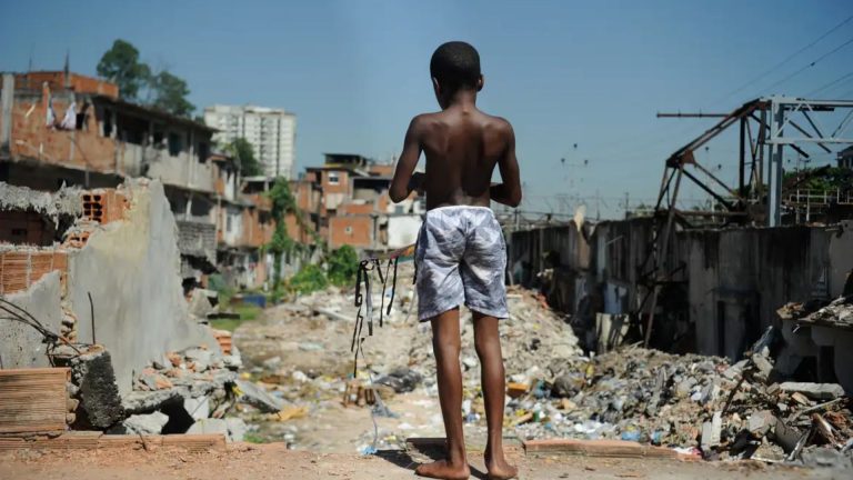 Brasil reduz pobreza em 2023, mas desigualdade racial ainda é alarmante