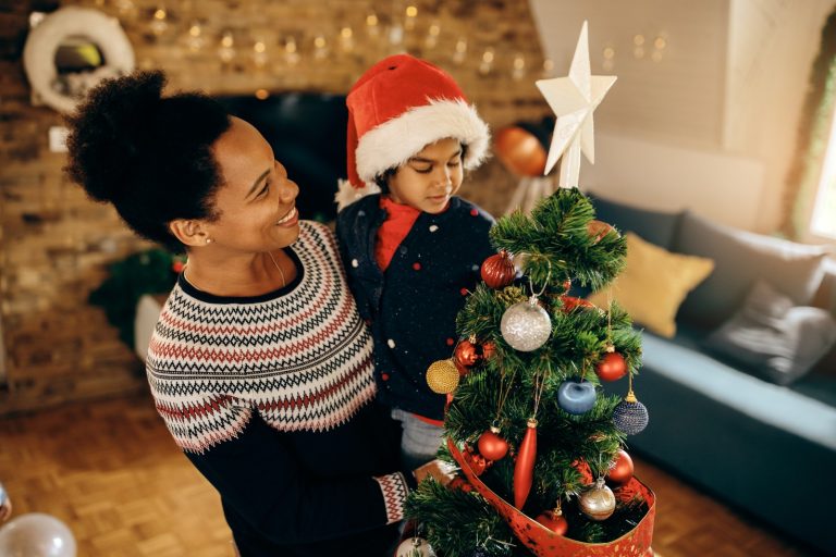 Cansada de cozinhar sozinha, mãe solo opta por Natal tranquilo só com os filhos, longe da casa dos pais