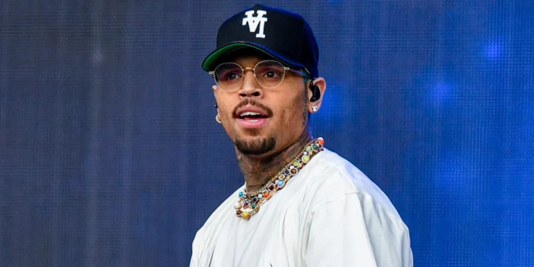 Chris Brown processa Warner por US$ 500 milhões após documentário sobre violência