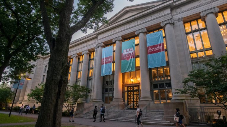 Número de estudantes negros de Direito em Harvard cai pela metade em um ano