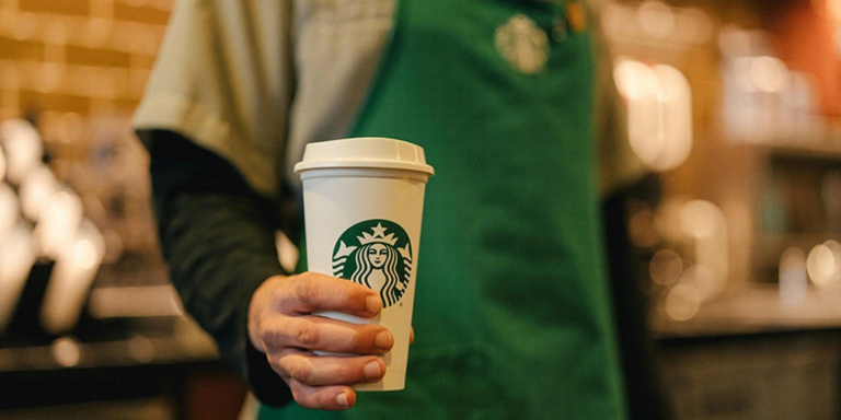 Starbucks é processada nos Estados Unidos por políticas de contratação com base em DEI