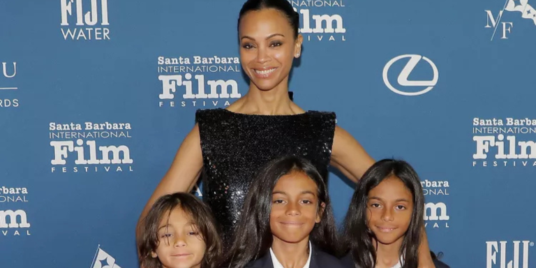 Zoe Saldaña desfila com os três filhos no tapete vermelho