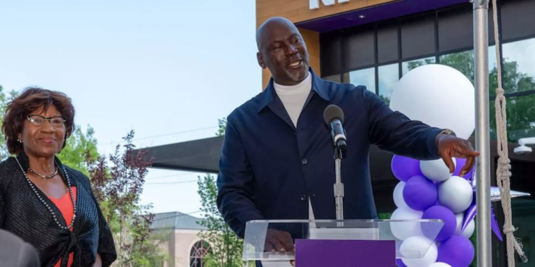 Michael Jordan inaugura quarta clínica médica nos Estados Unidos para atender pessoas sem seguro saúde