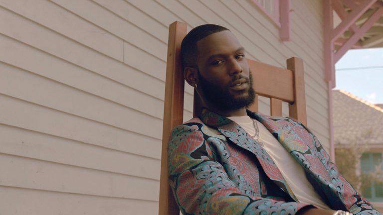 Kofi Siriboe revela que se identifica com a Não Monogamia Ética: “Monogamia parece uma encenação”