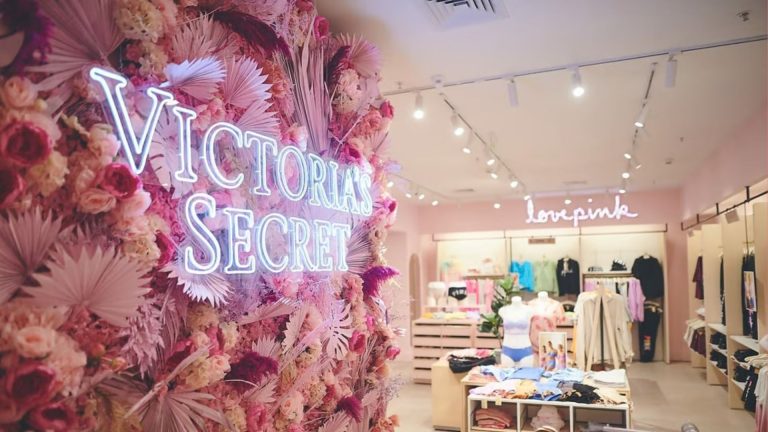 Victoria’s Secret encerra meta de promoção para funcionários negros e muda linguagem sobre diversidade