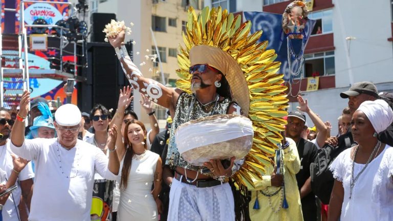 Carlinhos Brown causa polêmica no encerramento do Carnaval: “Só existe uma raça, a humana”