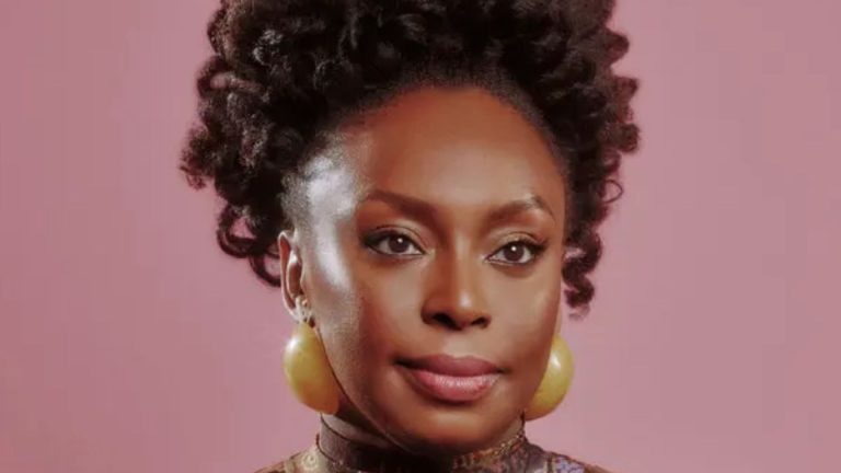 Chimamanda Ngozi Adichie fala sobre a memória de sua mãe no novo livro: “Só no fim percebi que era sobre ela”