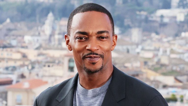 Anthony Mackie critica a lógica da meritocracia: “o sucesso é dado, não é conquistado”