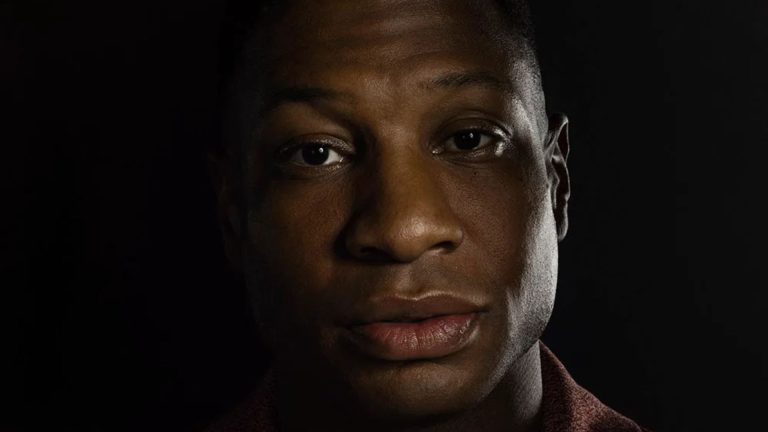 Jonathan Majors reflete sobre a infância: “Eu lidei com abuso sexual desde os meus 9 anos”