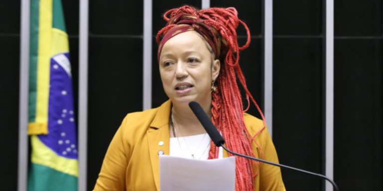 Câmara aprova aumento de pena para injúria racial contra mulheres e idosos; texto segue para o Senado