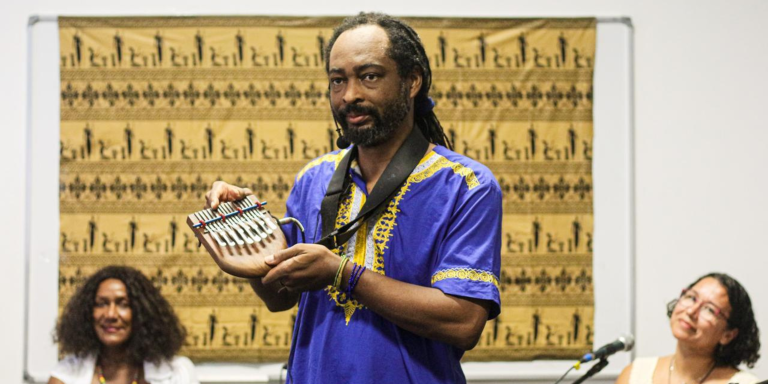 Casa do Benin sedia oficina de mbira, instrumento africano, em celebração ao Dia da África Casa do Benin sedia oficina de mbira, instrumento africano, em celebração ao Dia da África