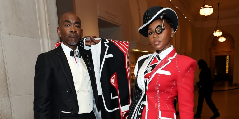 Paul Tazewell, primeiro homem negro a vencer Oscar de ‘Melhor Figurino’ por Wicked, assina look de Janelle Monáe no Met Gala Paul Tazewell, primeiro homem negro a vencer Oscar de ‘Melhor Figurino’ por Wicked, assina look de Janelle Monáe no Met Gala
