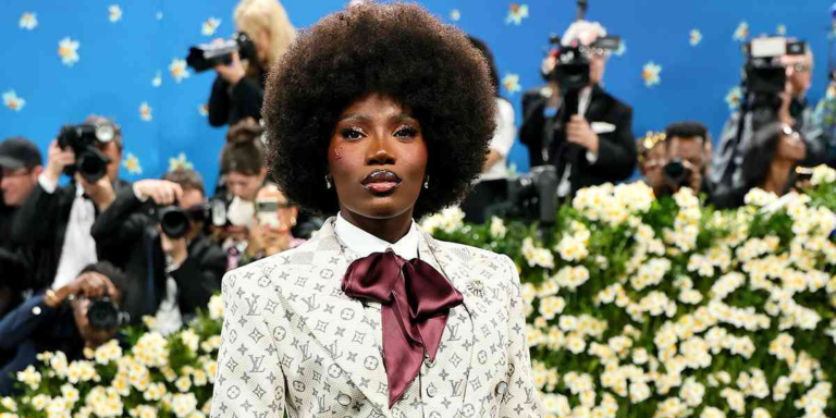 ‘Deus me livre uma garota precisar de mais guarda-chuvas’, Doechii ironiza polêmica sobre sua ida ao Met Gala ‘Deus me livre uma garota precisar de mais guarda-chuvas’, Doechii ironiza polêmica sobre sua ida ao Met Gala