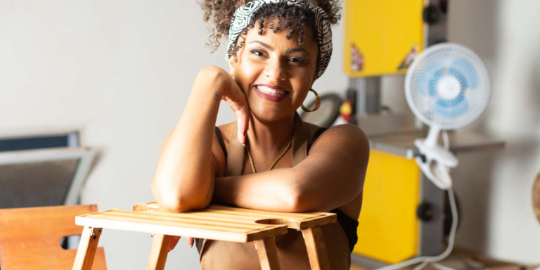 Unindo técnica ancestral e design autoral, marceneira negra abre caminho para mulheres em profissão masculinizada Unindo técnica ancestral e design autoral, marceneira negra abre caminho para mulheres em profissão masculinizada