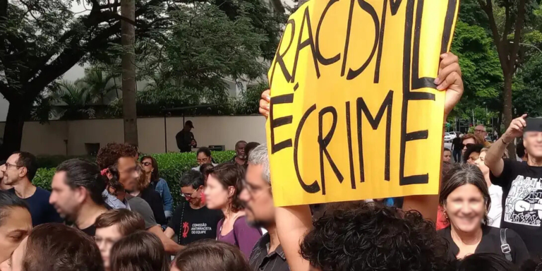 Justiça de SP reverte absolvição e condena estudante de administração por injúria racial Justiça de SP reverte absolvição e condena estudante de administração por injúria racial