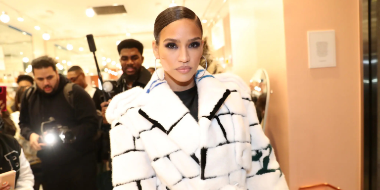 Cassie Ventura relata abusos e “rituais coreografados” em depoimento perturbador durante julgamento de Diddy Cassie Ventura relata abusos e “rituais coreografados” em depoimento perturbador durante julgamento de Diddy