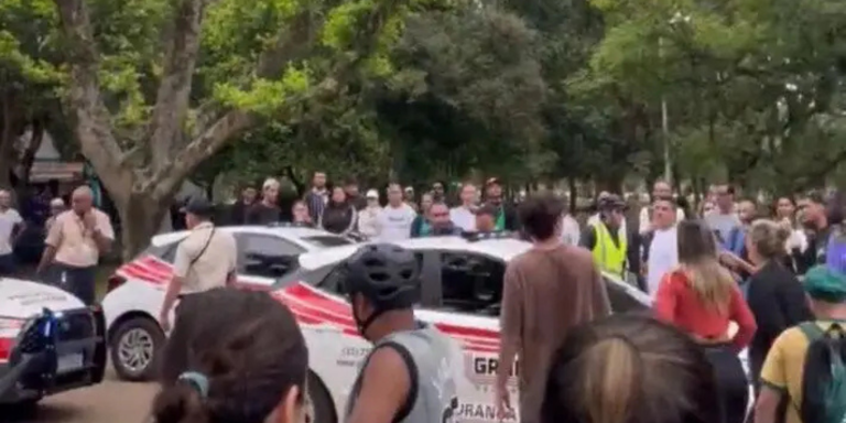 Homem é preso por agressão e ofensas racistas em partida de futebol no Ibirapuera Homem é preso por agressão e ofensas racistas em partida de futebol no Ibirapuera