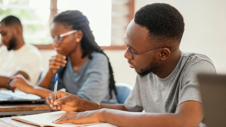 Negros nas universidades, brancos nos cargos: quem bloqueia a mobilidade social? Negros nas universidades, brancos nos cargos: quem bloqueia a mobilidade social?