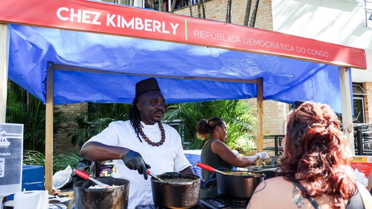 Feira gastronômica no RJ recebe refugiados com sabores de diferentes países do mundo Feira gastronômica no RJ recebe refugiados com sabores de diferentes países do mundo