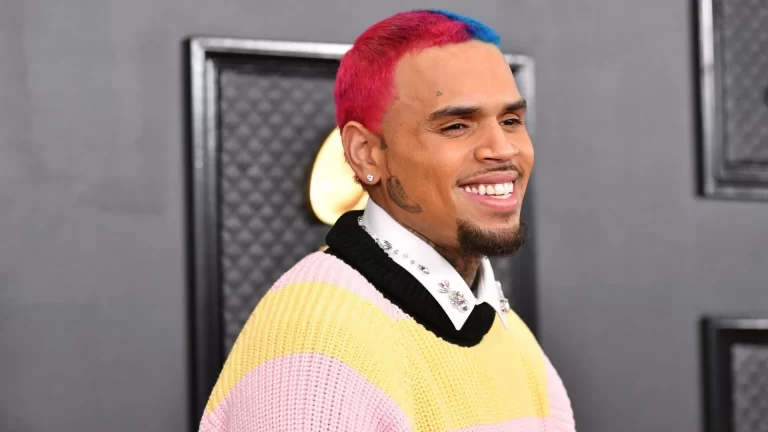 Chris Brown é liberado sob fiança milionária após acusação de agressão em Londres Chris Brown é liberado sob fiança milionária após acusação de agressão em Londres