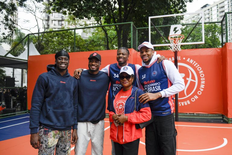 Astro da NBA, Giannis Antetokounmpo inaugura quadra de basquete no Rio Astro da NBA, Giannis Antetokounmpo inaugura quadra de basquete no Rio