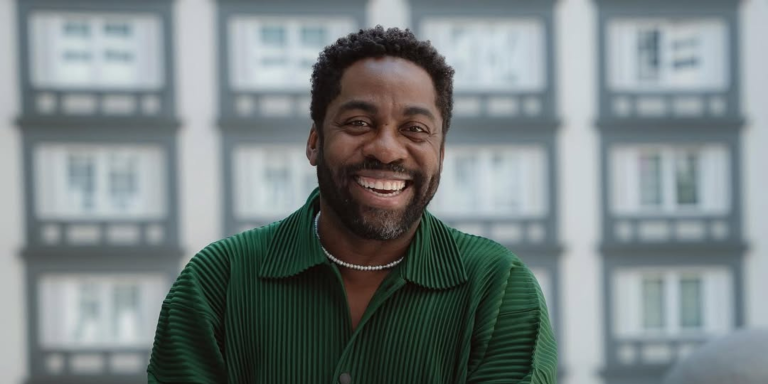 Lázaro Ramos fala sobre reinvenção de estilo e cita Colman Domingo e Hisan Silva como referências de moda Lázaro Ramos fala sobre reinvenção de estilo e cita Colman Domingo e Hisan Silva como referências de moda