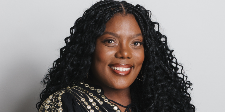Gisele de Paula faz história como primeira mulher negra à frente da expografia da Bienal de São Paulo Gisele de Paula faz história como primeira mulher negra à frente da expografia da Bienal de São Paulo