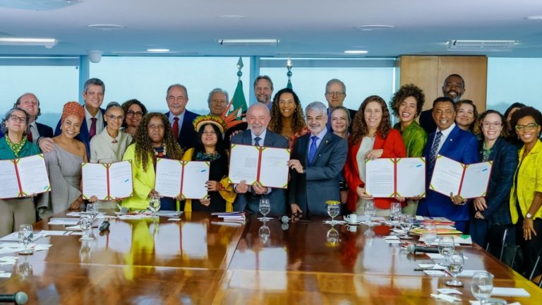 Lula sanciona lei que amplia para 30% cotas para negros, indígenas e quilombolas em concursos federais Lula sanciona lei que amplia para 30% cotas para negros, indígenas e quilombolas em concursos federais