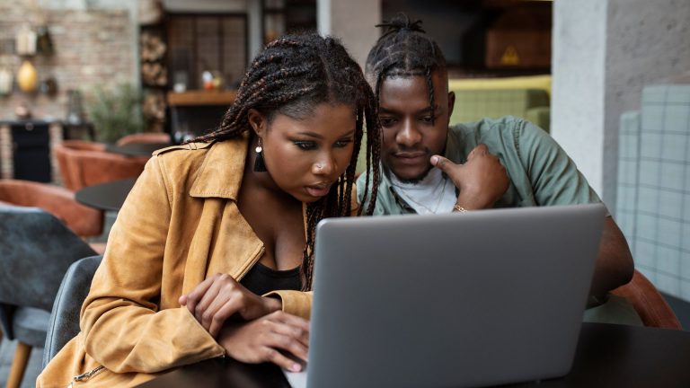 Mover anuncia 15 mil bolsas gratuitas de inglês online para pessoas negras Mover anuncia 15 mil bolsas gratuitas de inglês online para pessoas negras