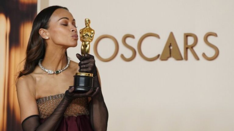 Zoë Saldaña afirma que seu Oscar é “trans” e usa pronomes neutros para se referir à estatueta Zoë Saldaña afirma que seu Oscar é “trans” e usa pronomes neutros para se referir à estatueta