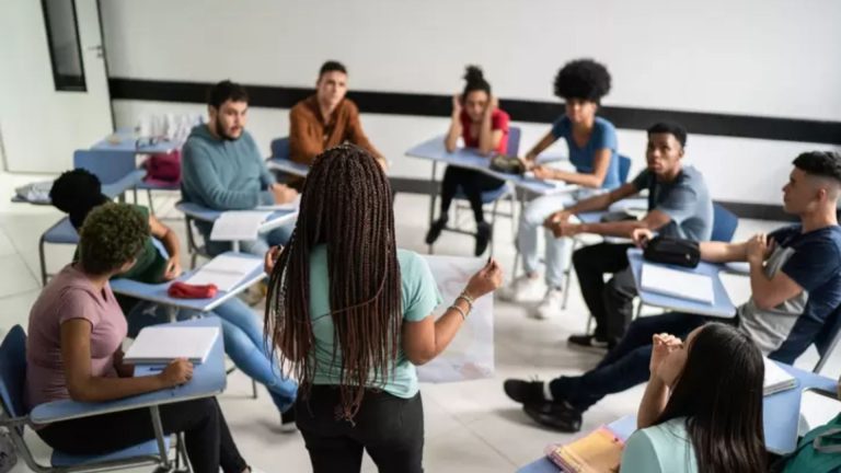 Educação pós-pandemia no Brasil: A realidade dos estudantes negros e o panorama da aprendizagem Educação pós-pandemia no Brasil: A realidade dos estudantes negros e o panorama da aprendizagem