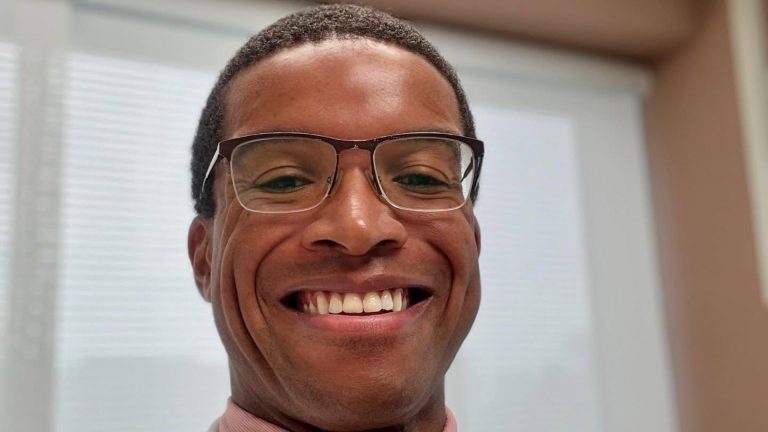 Espirros, coriza e nariz entupido? O Dr. Lucas Diniz explica o que é rinite alérgica e como ela afeta a população negra